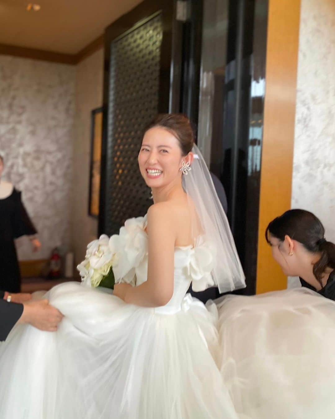 福田彩乃のインスタグラム：「. 大好きな人たちに見守られながら 先日、約3年越しの結婚式を挙げることができました✨ コロナ禍で延期が重なり中止になってしまっていた3年前。 でも3ヶ月ほど前に急遽決まり、 皆さまのおかげでとってもとっても素敵な式を挙げることができました👰‍♀️💙 ⁡ 🍻乾杯のご挨拶は、親友の鶴ちゃん(片岡鶴太郎さん) 👗お色直しのエスコートには、舞台「三婆」で共演させていただいた、しのぶさん(大竹しのぶさん)、えりさん(渡辺えりさん)、ドリー(キムラ緑子さん) 🤫そして主人に内緒で企画していたサプライズには、みかんちゃん、マキタソ(荒牧陽子さん)、JP ⁡ 豪華すぎます🥹✨ ⁡ まだまだ余韻に浸れる、さいっこうの披露宴でした😭♡ 本当に夢のような時間で幸せでした🕊️✨ ⁡ ドレス、和装、ヘアメイク、会場の花、テーブルコーディネート、ムービー、BGM、すべて抜かりなくこだわってきたのでまた共有させてください😂 ⁡ そして長文が苦手なので(笑) また少しずつ載せていきます！ ⁡ 会場は、最高なおもてなしをしてくださった ザ・リッツ・カールトン東京さん🗼✨ ⁡ ⁡」