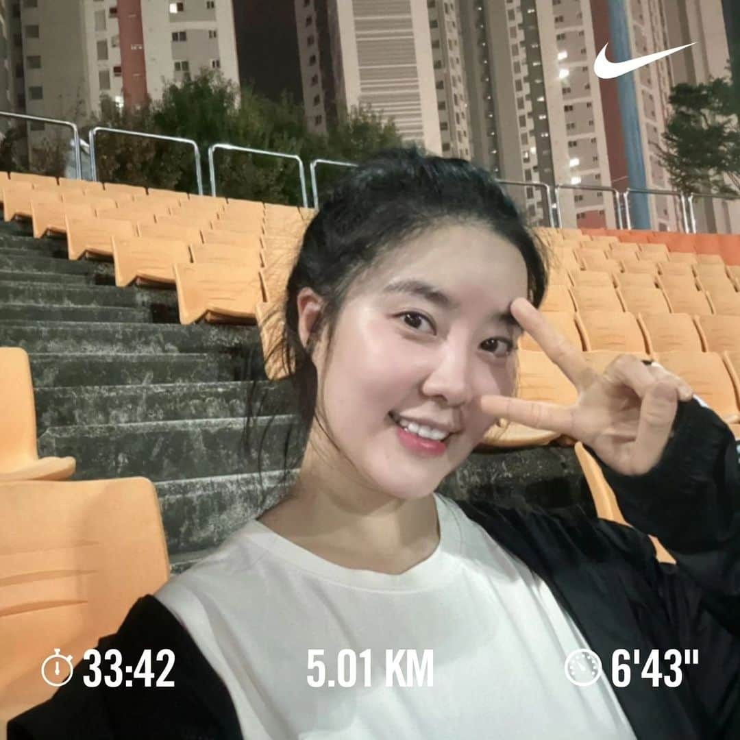 ノ・ウルのインスタグラム：「오랜만에 뛰뛰🏃‍♀️ 몸이 무거워진게 느껴지니까 진짜 나 자신 너무 반성했다😭😭😭 그래서 저녁도 가볍게 샐러드 먹었자나... 엄마한테 살 이렇게나 많이 쪘다고 혼남ㅋㅋㅋ엄마 행복이 찐거라구욧!!!🙈 울 행복이 보고싶댜ㅠㅠ♥︎ 제마를 위해서 좀 힘내보자 후^^ . #러닝스타그램 #오운완 #러닝 #jtbc마라톤 #얼마안남았다 #달려라달려라달려라하니 #나란돼지 #진짜살빼자 #제발🙏 #행복이가보고싶은밤」