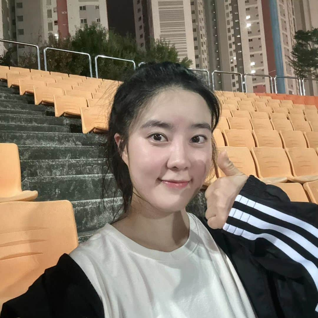 ノ・ウルさんのインスタグラム写真 - (ノ・ウルInstagram)「오랜만에 뛰뛰🏃‍♀️ 몸이 무거워진게 느껴지니까 진짜 나 자신 너무 반성했다😭😭😭 그래서 저녁도 가볍게 샐러드 먹었자나... 엄마한테 살 이렇게나 많이 쪘다고 혼남ㅋㅋㅋ엄마 행복이 찐거라구욧!!!🙈 울 행복이 보고싶댜ㅠㅠ♥︎ 제마를 위해서 좀 힘내보자 후^^ . #러닝스타그램 #오운완 #러닝 #jtbc마라톤 #얼마안남았다 #달려라달려라달려라하니 #나란돼지 #진짜살빼자 #제발🙏 #행복이가보고싶은밤」10月19日 0時22分 - noh.eul_89