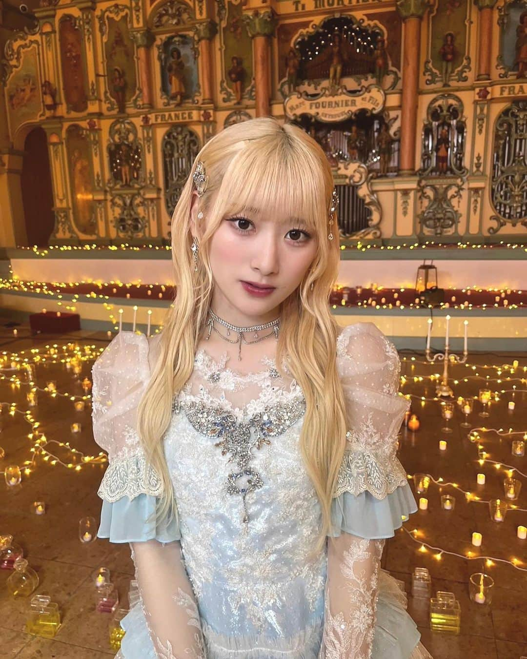 齋藤樹愛羅のインスタグラム：「15thシングル、初センターを務めさせていただきます！   「  ラストノートしか知らない 」 MV公開されました𓂃 𓈒𓏸  youtu.be/C8WMX7dEH7Y?si…    10代の私にはちょっぴり大人な、切なくて儚い楽曲です。  初めてだらけで、まだまだ未熟な私ですが、この曲を通して新たな一面をお見せできるよう、一生懸命頑張ります！！ たくさん聞いてくださったら嬉しいです…✨️    そして！金髪に染めました…⟡.· どうかな？！🫶🏻」