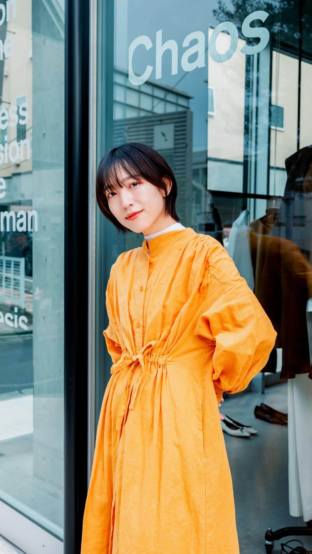 shabonのインスタグラム：「* . . . . . ジンバル練習日記 . これ撮ってる時に金木犀の香りが していたんだけど どこに咲いているのか 見つけられなかった🤣笑 . . model : @batako_portfolio . . FUJIFILM X-T5 /  XF23mm F1.4 R . . . . . *」