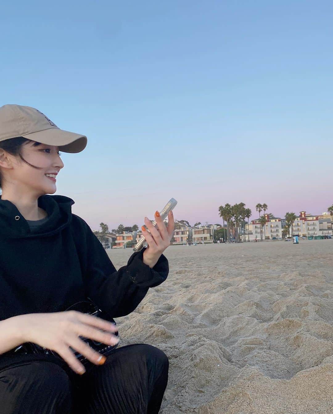 新希咲乃さんのインスタグラム写真 - (新希咲乃Instagram)「今まで見た中で1番大きい夕日だった🌅 どんどん色んな色に変わって感動したなぁ…  📍Venice Beach California  カモメの足跡かわいい🪿🩵   #sunset  #ベニスビーチ   #🇺🇸  #アメリカ旅行  #女子旅  #america」10月19日 0時24分 - niki_sakino