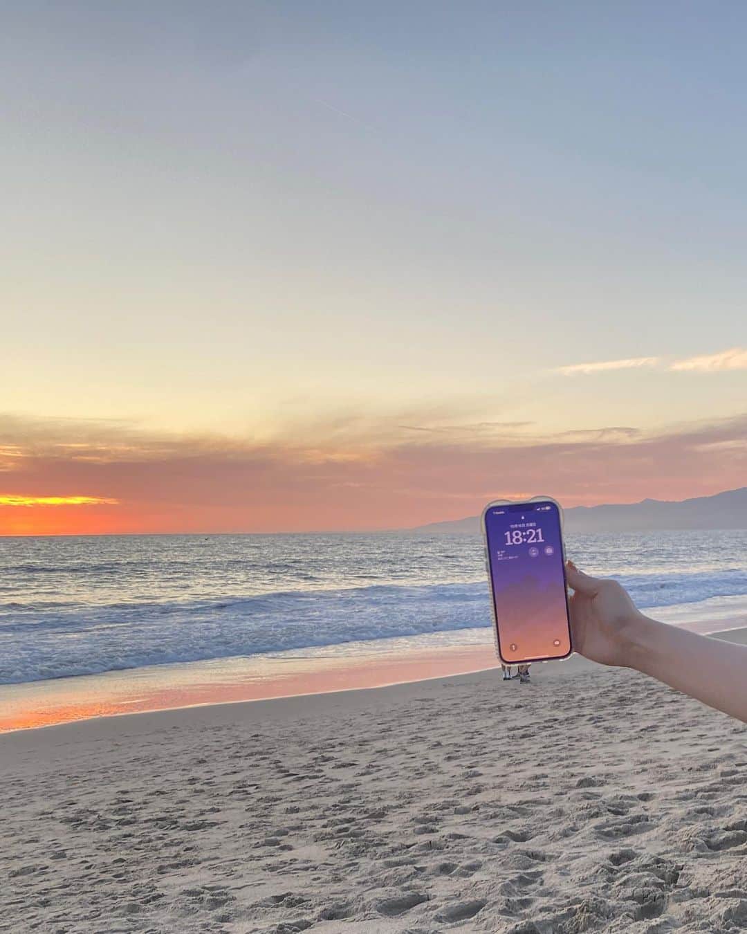新希咲乃のインスタグラム：「今まで見た中で1番大きい夕日だった🌅 どんどん色んな色に変わって感動したなぁ…  📍Venice Beach California  カモメの足跡かわいい🪿🩵   #sunset  #ベニスビーチ   #🇺🇸  #アメリカ旅行  #女子旅  #america」