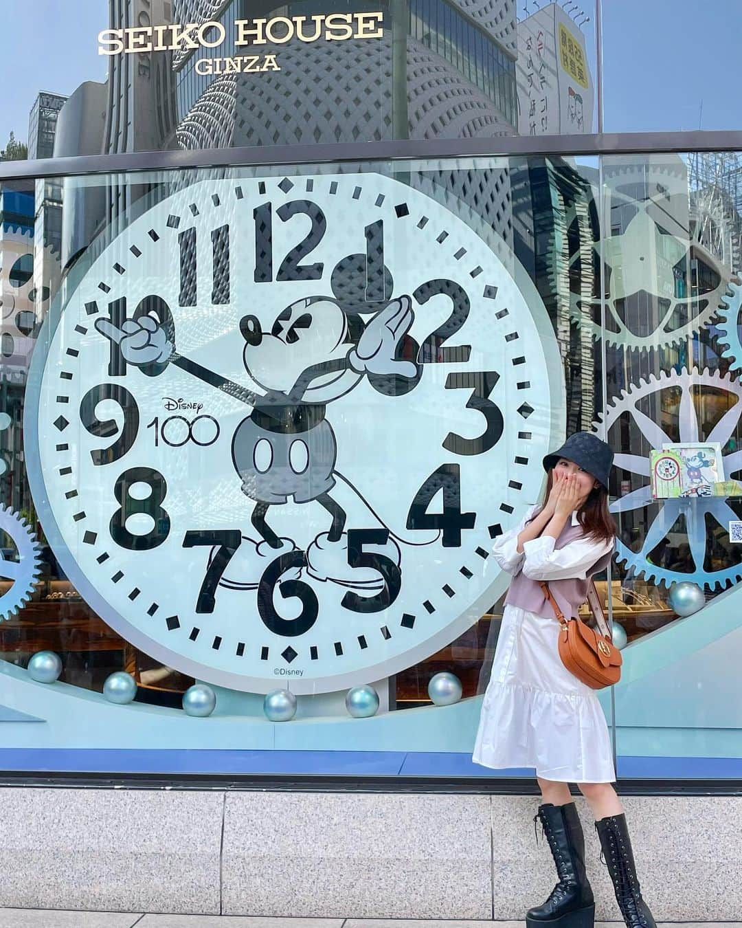 橘ゆりかのインスタグラム：「SEIKO HOUSE GINZA🕰️ ⁡ 期間限定のミッキーの文字盤になってる 時計塔を見てきたよ〜🌟かんわいいいいいい！！ ⁡ ディズニー100周年のおかげで いろんなイベントとかグッズ出てて楽しい🥳💜 ⁡ そして木村屋のあんぱんはもちろん購入したよっ🥐🌰🍞 ⁡  #ディズニー100周年 #銀座和光 #銀座和光時計台 #ミッキーマウス #橘ゆりか #お散歩 #銀座 #ルイヴィトン #ヴィトンバッグ #パン活  #木村屋總本店 #あんぱん #セイコーハウス銀座 #ginza #louisvuitton #mickymouse #disneygram」