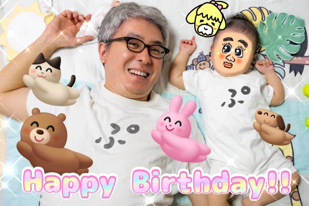 瀬戸弘司のインスタグラム：「こんにちは、瀬戸です。 まるで息子が誕生日を迎えたかのような画像ですが、そうではなく、私、瀬戸弘司が43歳になりました👍 おめでとう㊗ありがとう🎉  妻 @c3kpbr と0歳の息子と楽しく過ごす毎日です。 「あなた、トトロっていうのね！」の「あなた！」を全力でものまねすると息子が大爆笑するのですが、先日そのブームが突然終了し途方に暮れていたところ、妻がライオンキングの「あーさばんにゃー」で息子を持ち上げ大爆笑させている現場を目撃し、ジェラシーを覚えました。 最近は妻の方が息子を笑わせるのが上手いです。  息子はとにかく可愛く、仕事部屋で撮影が終われば一目散に家に帰り、リビングで息子に癒やされながらMacBookで編集しています。仕事部屋のApple Pro Display XDRの出番はほぼなくなりました。来年はVision Pro を装着しながら子育てしていることでしょう。  子供がいると笑顔が増えます。ここ最近ずっとニコニコしてます。これからの1年もニコニコして過ごしていけたらなと思っております。今後ともよろしくお願いいたします。  #誕生日 #happybirthday」