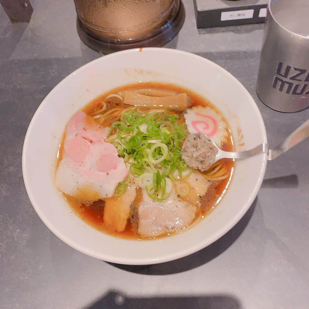 クリスタルボーイのインスタグラム：「@uzomuzo_osu   丁寧だと感じるラーメン  トリュフの香りが鼻に抜け新感覚なお味でした  私は好きなラーメンでした♬」