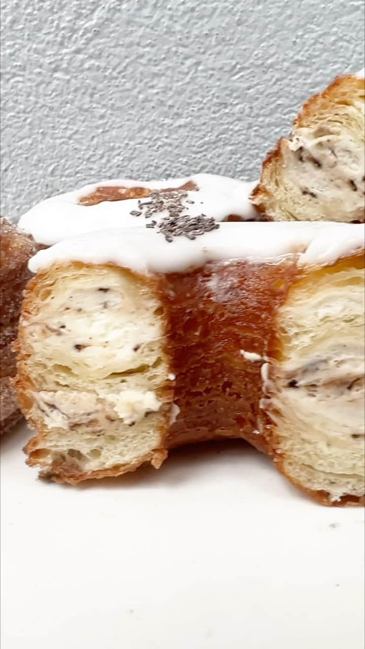 DOMINIQUE ANSEL BAKERYのインスタグラム：「Stracciatella (sweet cream chocolate chip with a bit of Maldon sea salt) for our October Cronut® flavor in NYC. Here in Soho through Oct 31st. A new batch for nationwide shipping ✈️ is now live at DominiqueAnselOnline.com.」