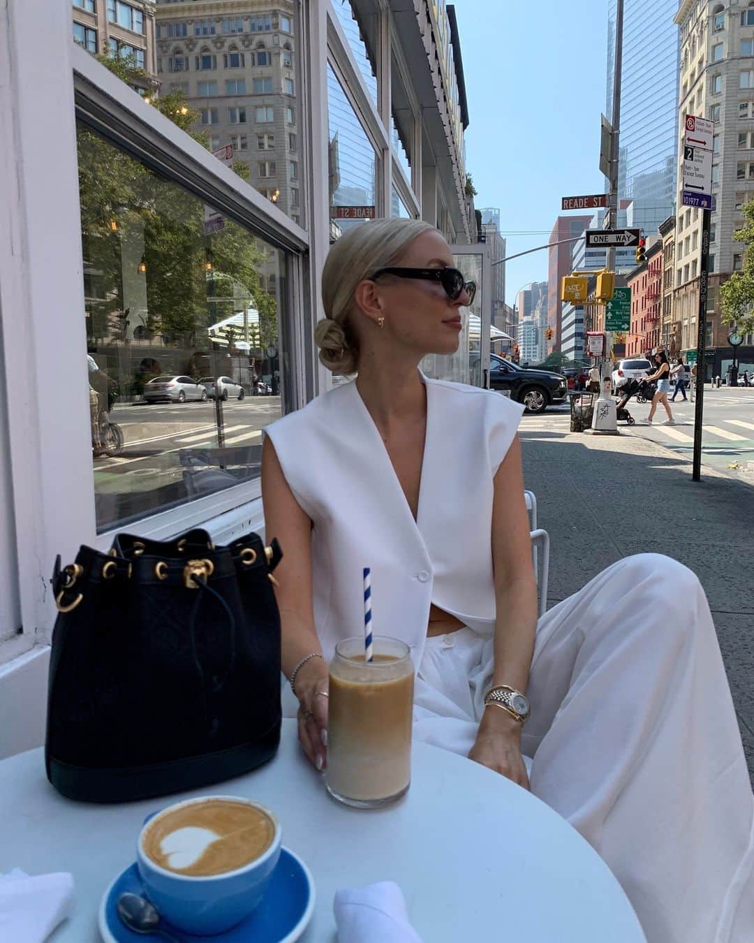 Harrodsのインスタグラム：「Autumn sun, coffee and #TMonogram – @leoniehanne does Wednesday right with @toryburch ☕  Find #ToryBurch at harrods.com.  #Harrods #HarrodsFashion」
