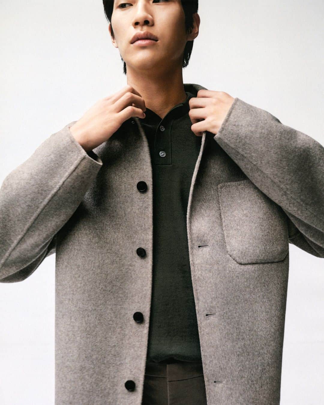 ARKETのインスタグラム：「Because of its excellent natural properties – warmth, softness and breathability – wool is a material we use extensively in our collections. Knits are the most obvious application for woollen yarns, but over time, we’ve also grown fond of double-faced wool, a premium fabrication with a distinct hand-feel that yields dense yet light fabrics with a beautiful fall. This edit gathers our favourite wool pieces for autumn to be used and loved for years: link in bio. - #ARKET」