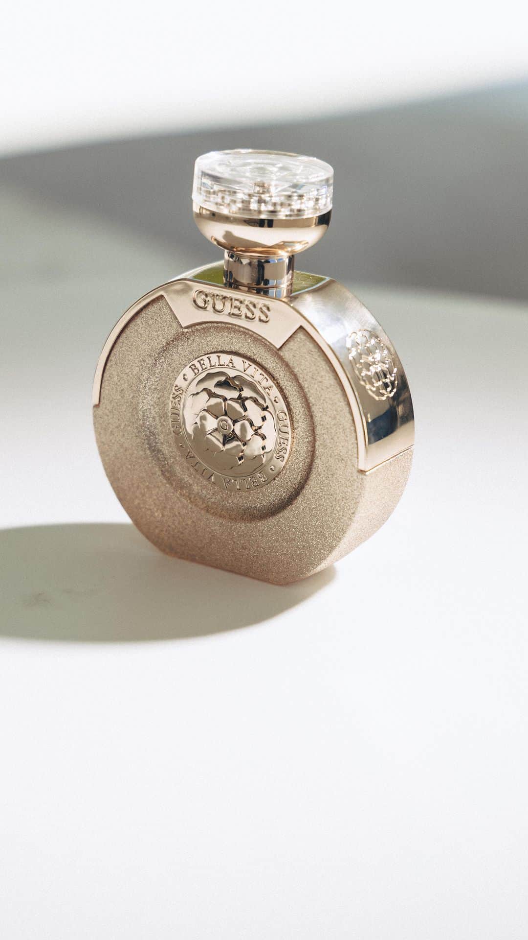 ゲスのインスタグラム：「Radiate a golden aura of confidence and sensuality wherever you go with GUESS Bella Vita Paradiso Eau de Parfum. A tempting new scent with an eye-catching design. #GUESSFragrance」