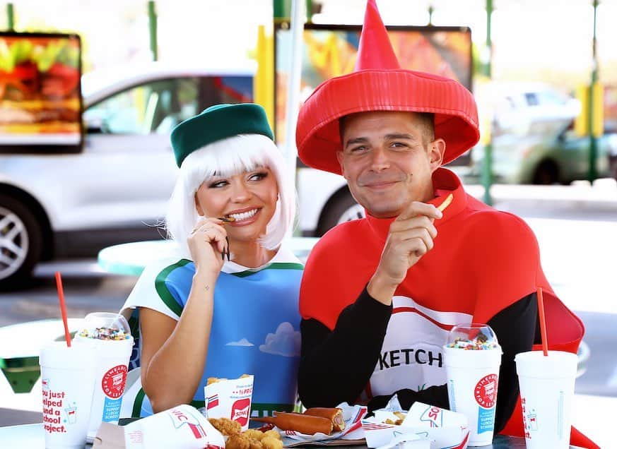 サラ・ハイランドさんのインスタグラム写真 - (サラ・ハイランドInstagram)「It’s our spooky era! Took a swift tour as Ketchup & Seemingly Ranch at @sonicdrivein to try the Trick-or-Treat Blast with extra M&M'S Minis 🎃 #sonicpartner」10月19日 0時39分 - sarahhyland