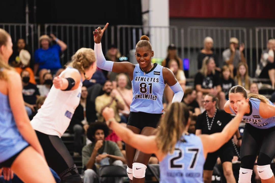 ベタニア・デラクルスのインスタグラム：「Week 2 recap✌🏾 First  time  in 3 season wearing Blue🥰💙  Blue Angels😇 3 wins🥳🥳🥳」