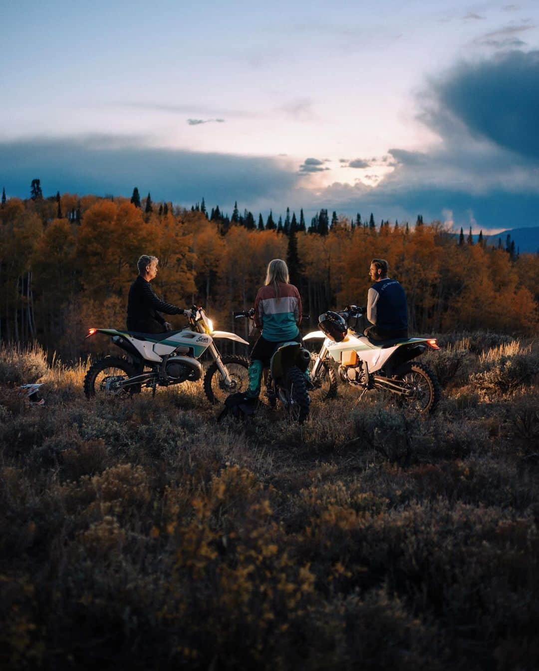 Alex Strohlさんのインスタグラム写真 - (Alex StrohlInstagram)「Made it back to the U.S just in time to see the leaves turn @sienavalleyclub. First time being inside giant Aspen groves, watching the sun rays peak through, and hearing the leaves rustle above my camera. Oh, and I also got to ride a moto through it all. One of the 2023 highlights for sure.」10月19日 0時41分 - alexstrohl