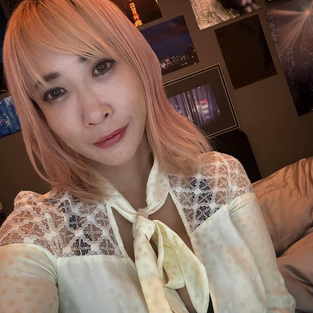 蜷川実花のインスタグラム：「本日（あ，もう昨日か）お誕生日でした！ 大人になればなるほど新しいことに挑戦するのが楽しくて楽しくて仕方がない。 何周目かの景色でも，いつでも新鮮に感動しながら作品を作り続けたいな。 この一年もとても濃い一年だったけど，今年もまた加速していきそうで自分でも呆れてる❕ あー色々楽しみだな❤️」