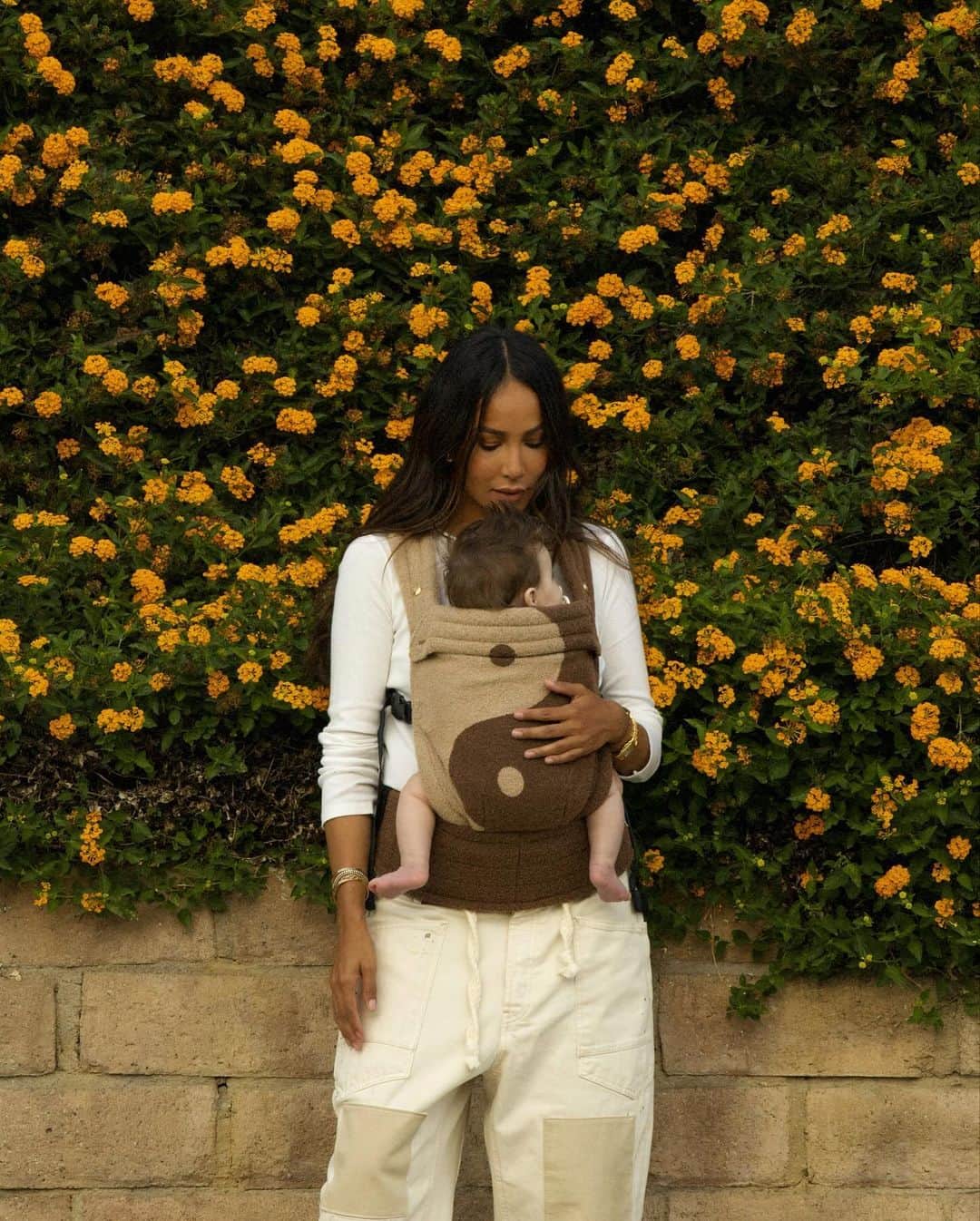 ジュリー・サリニャーナのインスタグラム：「You’ll always be my baby Matisse. 😍🫶🏽 #ilysm   cutest carrier by @artipoppe」