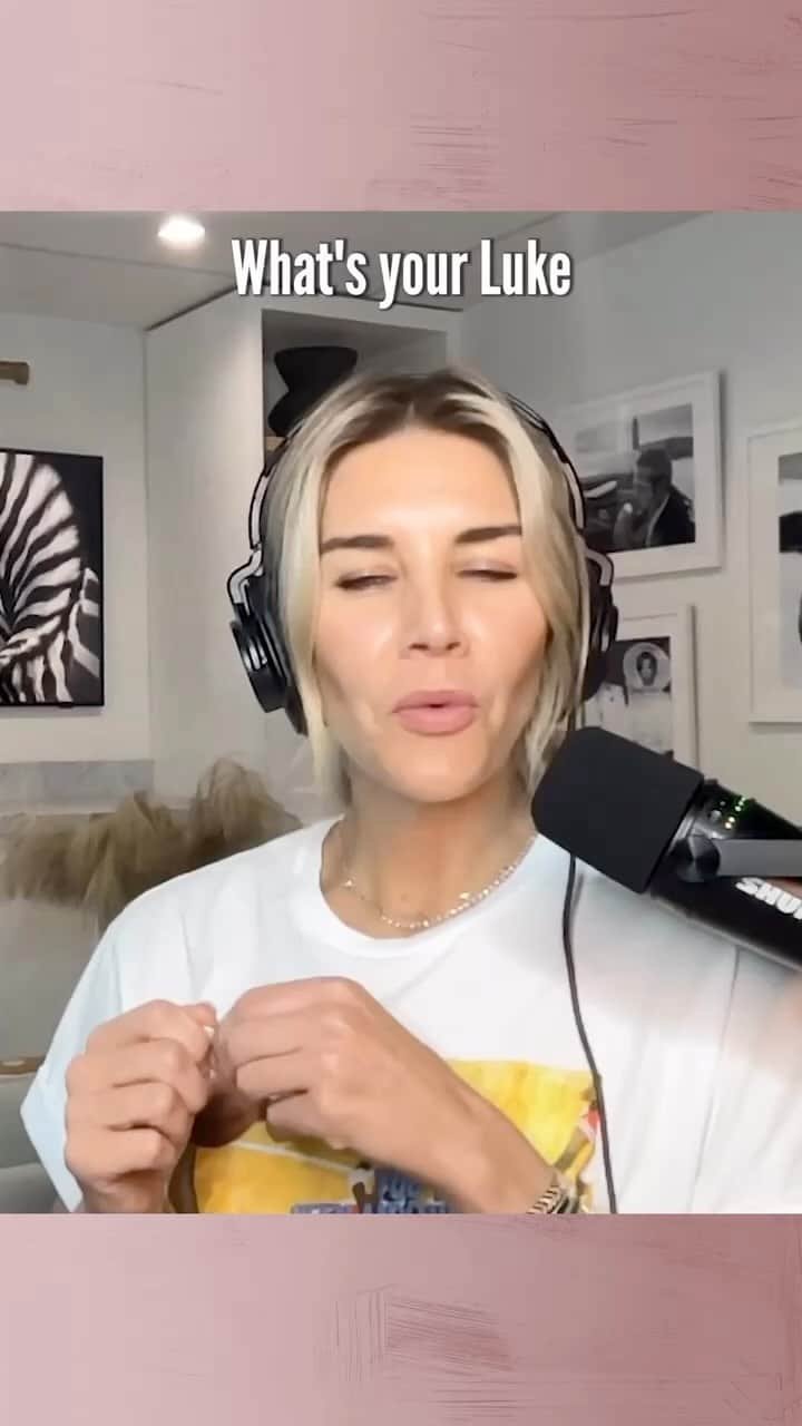 エリン・アンドリューズのインスタグラム：「That would leave a mark! 😂😂😂 @charissajthompson @calmdownpodcast #calmdown #bigshow」