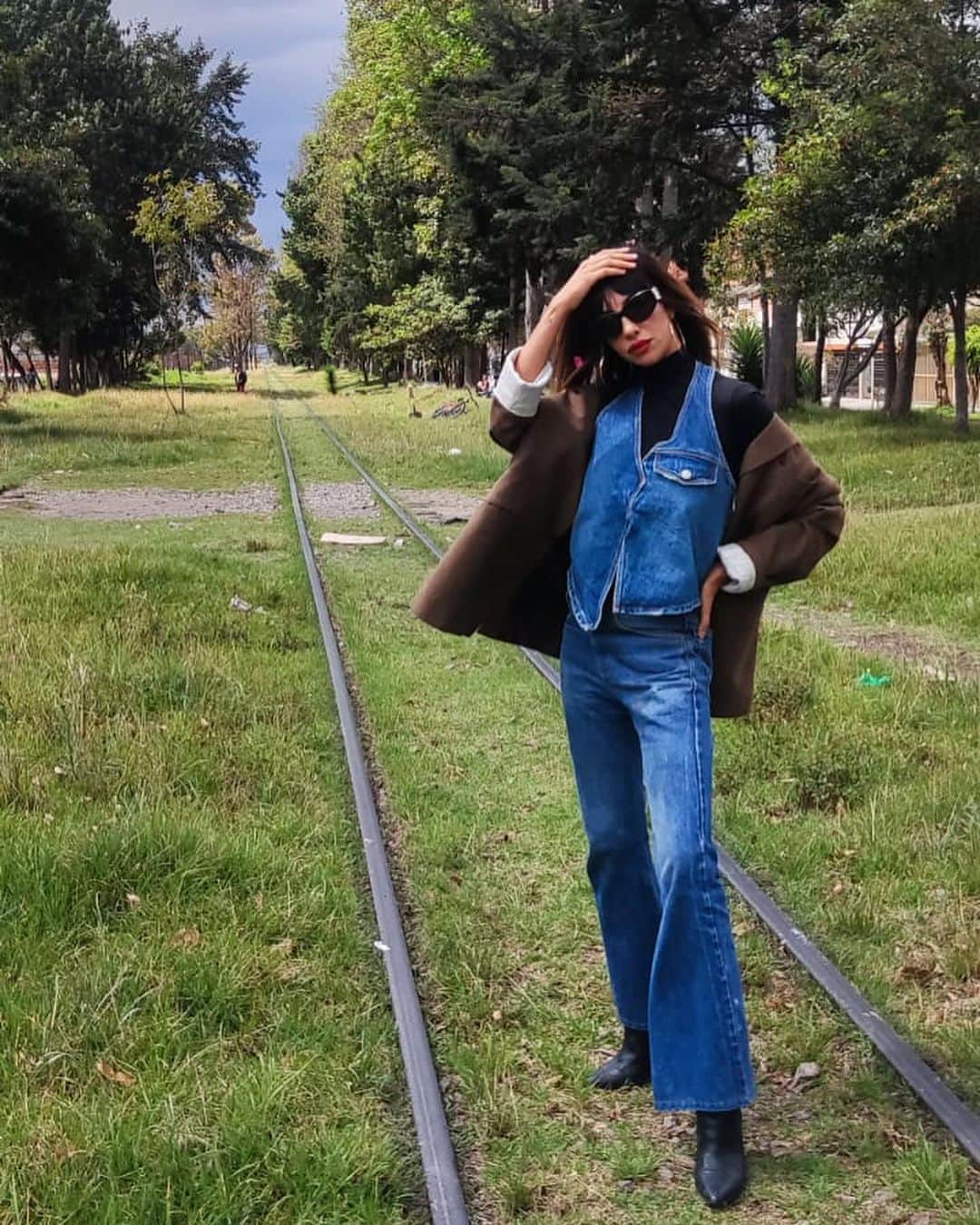 ジャッキー・クルーズのインスタグラム：「Mi tiempo en Bogotá, Colombia, promocionando mi canción 'Cielito Lindo' fue realmente increíble. Tengo muchas cosas emocionantes para compartir contigo. Stay tuned, dear fans! Who's enjoying my latest single? Please follow my Spotify in my bio. Sending lots of love your way. Juggling motherhood and pursuing my childhood dream isn't easy, but it's incredibly rewarding.」