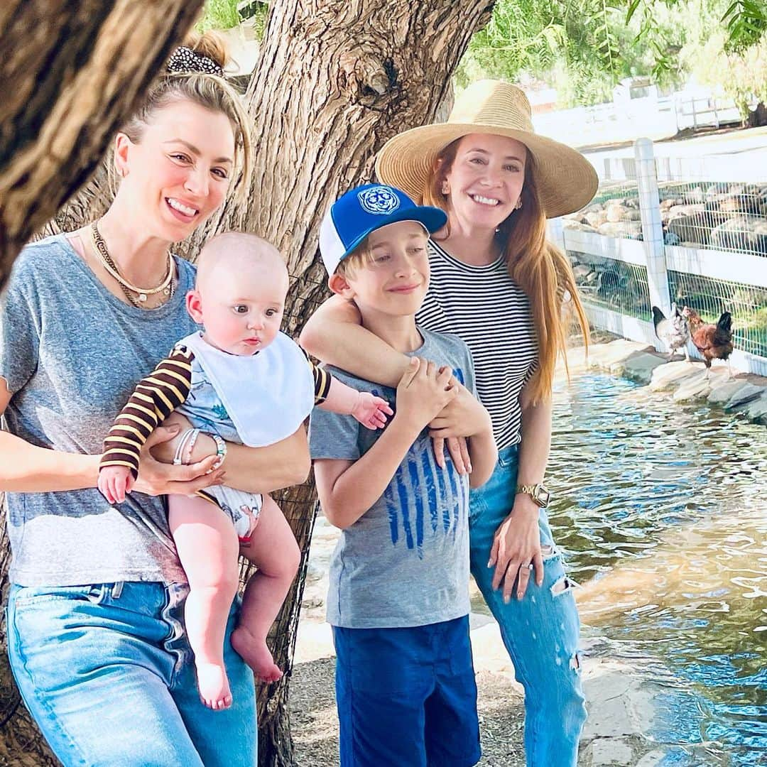 エイミー・デビッドソンのインスタグラム：「A day at the barn equals a great day! Thank you, Kales. I think it’s safe to say the kids had fun! 😄🐴🥕🐷🐮🦆🐓And Tildy…👶🏼 you are soooo delicious, baby girl!💕💕」