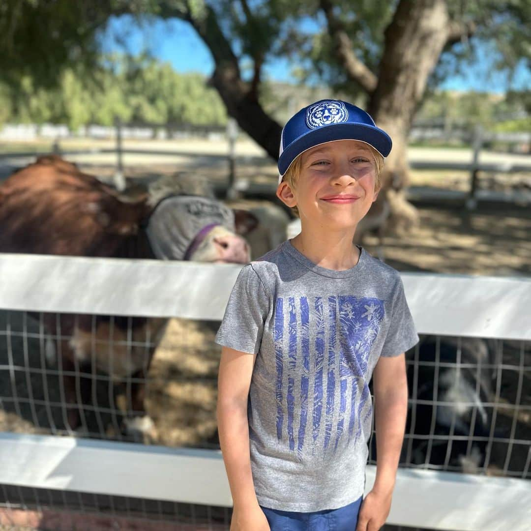 エイミー・デビッドソンさんのインスタグラム写真 - (エイミー・デビッドソンInstagram)「A day at the barn equals a great day! Thank you, Kales. I think it’s safe to say the kids had fun! 😄🐴🥕🐷🐮🦆🐓And Tildy…👶🏼 you are soooo delicious, baby girl!💕💕」10月19日 1時01分 - amy_davidson