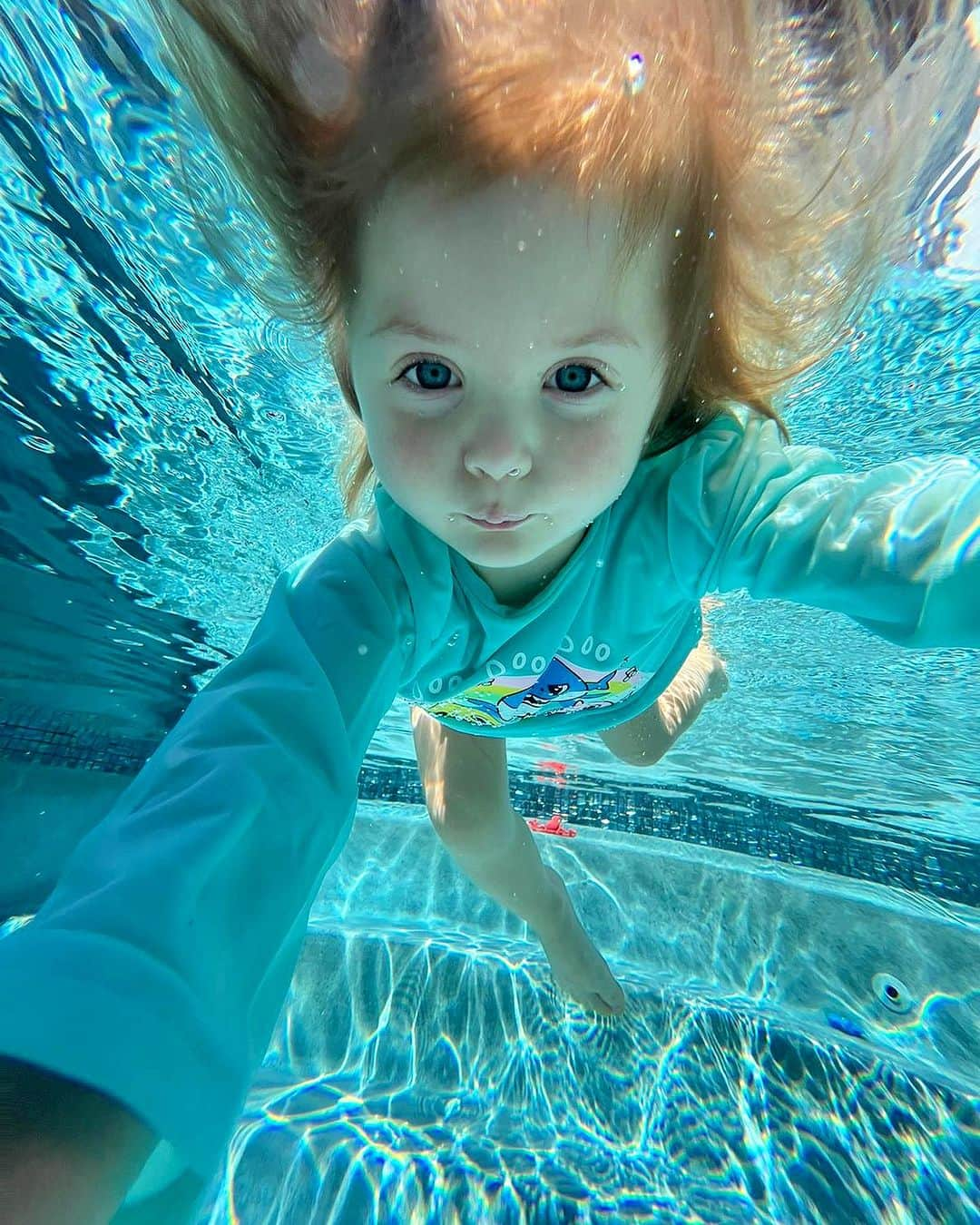 Sascha Barbozaのインスタグラム：「Mi sirenita🤩 … Me han preguntado por qué no le pongo lentes en la piscina, la profesora me explicó que necesita que ella aprenda a nadar con los ojos abiertos, y no a estar condicionada de que la piscina es con lentes, cuando los niños pequeños se caen por accidente en la piscina no tienen lentes y por susto muchas veces se ahogan, porque no saben abrir los ojos en el agua, estas clases no son solo para enseñarle a nadar, sino también a qué hacer si se cae accidentalmente en la piscina」