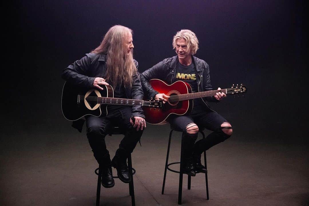 ダフ・マッケイガンさんのインスタグラム写真 - (ダフ・マッケイガンInstagram)「Tomorrow at 1PM EST/10AM PST, Join Duff and host Jerry Cantrell of Alice in Chains for an exclusive Lighthouse livestream event, which includes the world premiere of the music video for I Just Don’t Know ft. Jerry Cantrell.   Subscribe to Duff’s official mailing list or pre-order the Lighthouse at www.duffonline.com (http://www.duffonline.com/) to receive an invitation to the event.   Photo credit: @alldayvinyl   #duffmckagan #jerrycantrell #aliceinchains  #gunsnroses #lighthousealbum」10月19日 0時55分 - duffmckagan