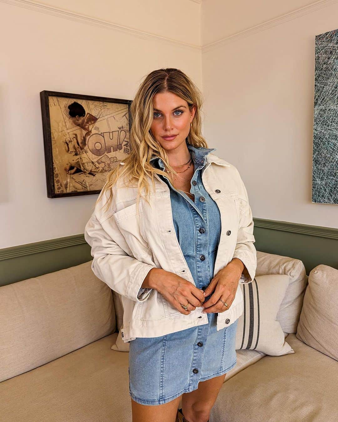 Ashley Jamesさんのインスタグラム写真 - (Ashley JamesInstagram)「Some denim inspired outfit ideas. 👖  Ok so obviously it is absolutely freezing now so I'm going to have to add some socks and thicker coats to these outfits but I thought I'd share some outfit ideas just in case you're feeling a little 🤯 about what to wear.  I find whenever the seasons change I go through a confidence crisis because I realise none of my clothes fit or it's not really Breastfeeding friendly - the joys of postpartum dressing!  So if you're lacking some inspo I thought I'd share some of my favourite denim pieces. You can switch out the clogs for chunky boots and get out your winter coats and hates! But yeah, I hope this helps as you try to find your style.   I find sometimes just seeing other people put together simple outfits helps me to do the same... I really want to find some cosy socks to wear wit my Birkenstock clogs as I've seen people wear them in winter and they look so cute! Obviously if it's not raining like today!  And of course, a reminder not to try and squeeze yourself into clothes that don't fit. It is not going to make you feel good and it's ok that your body has changed! Confidence comes in any size - you just need wear clothes that fit. 🫶  I'll link the outfits on my stories and add all these outfits to my stories.  By the way, do you prefer seeing the outfits as a photo carousel like this or as a reel like I've been doing? I quite like seeing videos because it means you get a more realistic idea of how things look, but photos are easier to reference! That's why I ask! Let me know!   And as always, be kind to yourself. ❤️✨」10月19日 0時56分 - ashleylouisejames