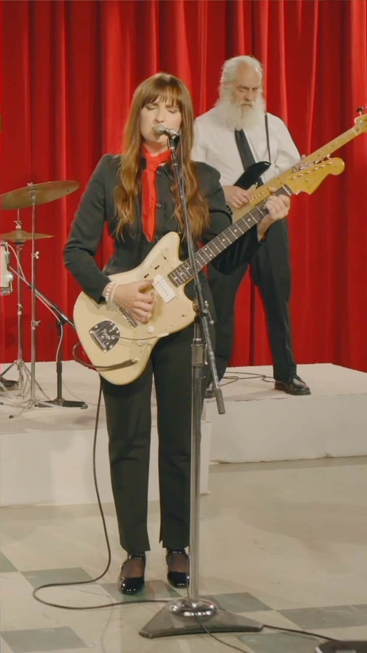 Fender Guitarのインスタグラム：「Step inside Hollywood’s legendary EastWest Studios as @madicunningham reimagines The Flamingos’ “I Only Have Eyes for You” on the Vintera II 50s Jazzmaster with special guest Wendy Melvoin (@wigmusic) on the Vintera II 50s Nocaster. Head to the link in bio to watch.」