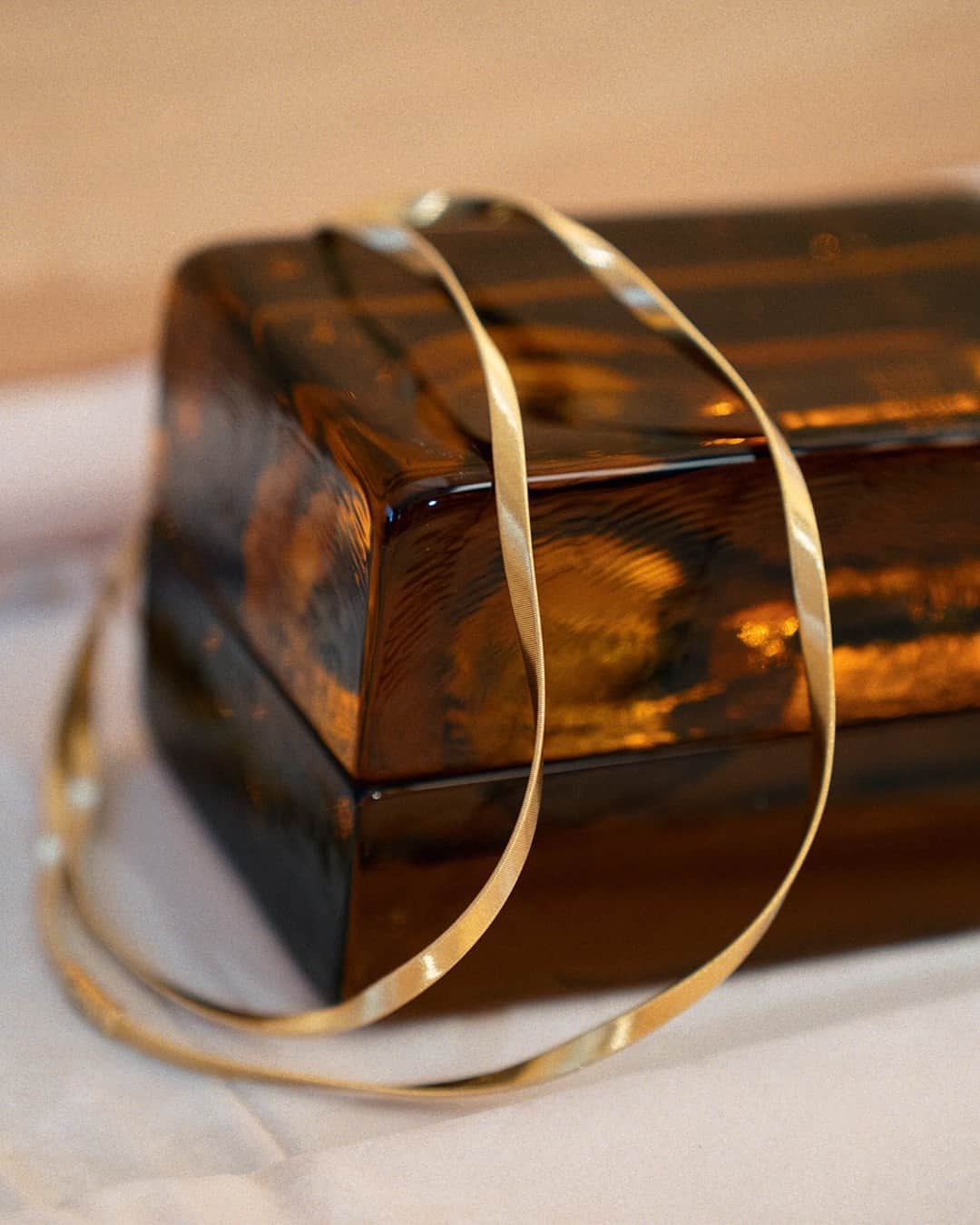 マルコ ビチェゴのインスタグラム：「Discover Marco Bicego’s Marrakech, a collection that has become iconic and continuously reinterpreted through new creations. Highlighting every jewel as easy-to-wear everyday luxury.  #marcobicego #jewelry #gold #madeinitaly」