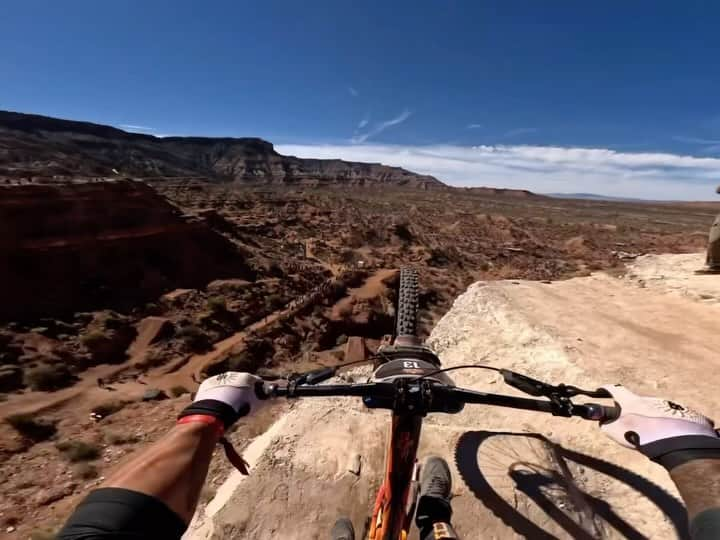 goproのインスタグラム：「72ft canyon gap front flip ✅ Best Trick Award ✅ People’s Choice Award ✅ Kelly McGarry Spirit Award ✅  #GoProAthlete @bienvenidoaguado left his mark in the @redbull Rampage history books 💪 Shot on #GoProHERO12 Black.  #GoPro #GoProPOV #GoProMTB #HyperSmooth #RedBullRampage #MTB #DownhillMTB #Frontflip」