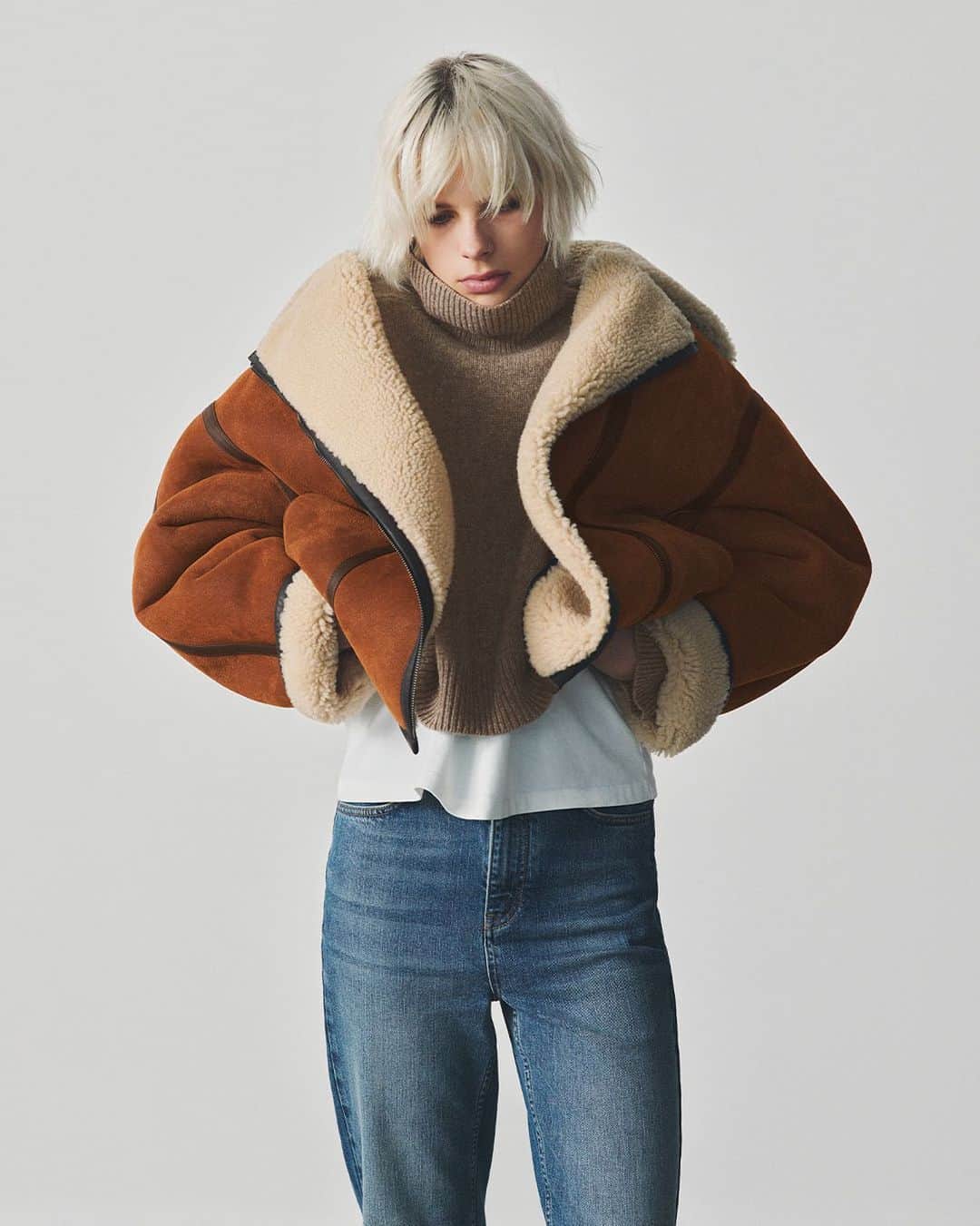 バネッサ・ブリューノのインスタグラム：「Winter Coats | Cozy wool, minimal lines and textured shearling - cover up in style with our timeless line-up of quality winter coats.  About the Look:  Coat: The Boris  Sweater: The Malo  Jeans: The Benito   #vanessabruno」