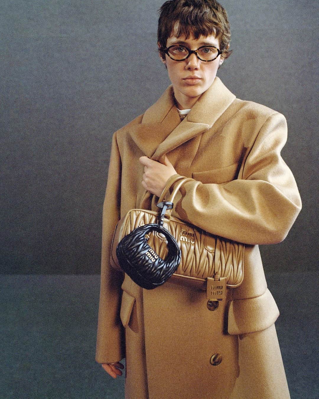 のインスタグラム：「Miu Miu mini bags in matelassé leather add a sophisticated touch and complete Fall/Winter 2023 looks.   Featuring Annabelle Weatherly (@agw1111). Photographed by @ZoeGhertner. Creative direction by @EdwardQuarmby. Styled by @LottaVolkova.  #MiuMiuLIVE #MiuMiuFW23」