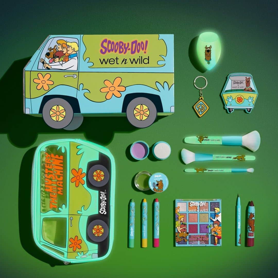 wet'n wild beautyのインスタグラム：「It's no mystery what's in the Scooby Doo x wet n wild PR Box!⁠  🚍️ Mystery Machine Makeup Bag⁠  🪞 Scooby Doo Hand Mirror & Keychain⁠  🧽 Glow-in-the-Dark Makeup Sponge⁠  🍪 Scooby Snacks Brush Set⁠  🖍️ Glow Madness Crayon Set⁠  🎨 Eye & Face Palette⁠  🖊️ Liquid Eyeliner⁠  🐶 Puppy Power Cream Blush⁠  💚 Mystery Slime Lip Mask⁠  💋 Lip Balm Stain⁠ ⁠ Available NOW at Walmart (in-store) & @Amazon and NOW at wetnwildbeauty.com & walmart.com (soon) #ScoobyDooxWNW #crueltyfree」