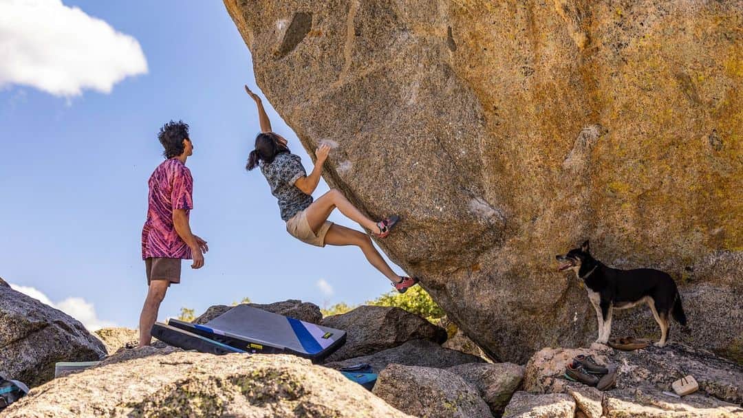 patagoniaのインスタグラム：「Katie Lamb (@ktlambies) started climbing when she was seven. A year later, she was working on her first sewing project, encouraged by her seamstress grandmother. Since then, the Patagonia climbing ambassador’s two passions have flourished side by side, from the climbing gym sessions and patchwork tees of her childhood to now solving complex boulder problems and making clothes with a trained, meticulous eye.   Read “Make It Last” at the link in bio.  Photos: Tim Davis (@_timdavis_)」