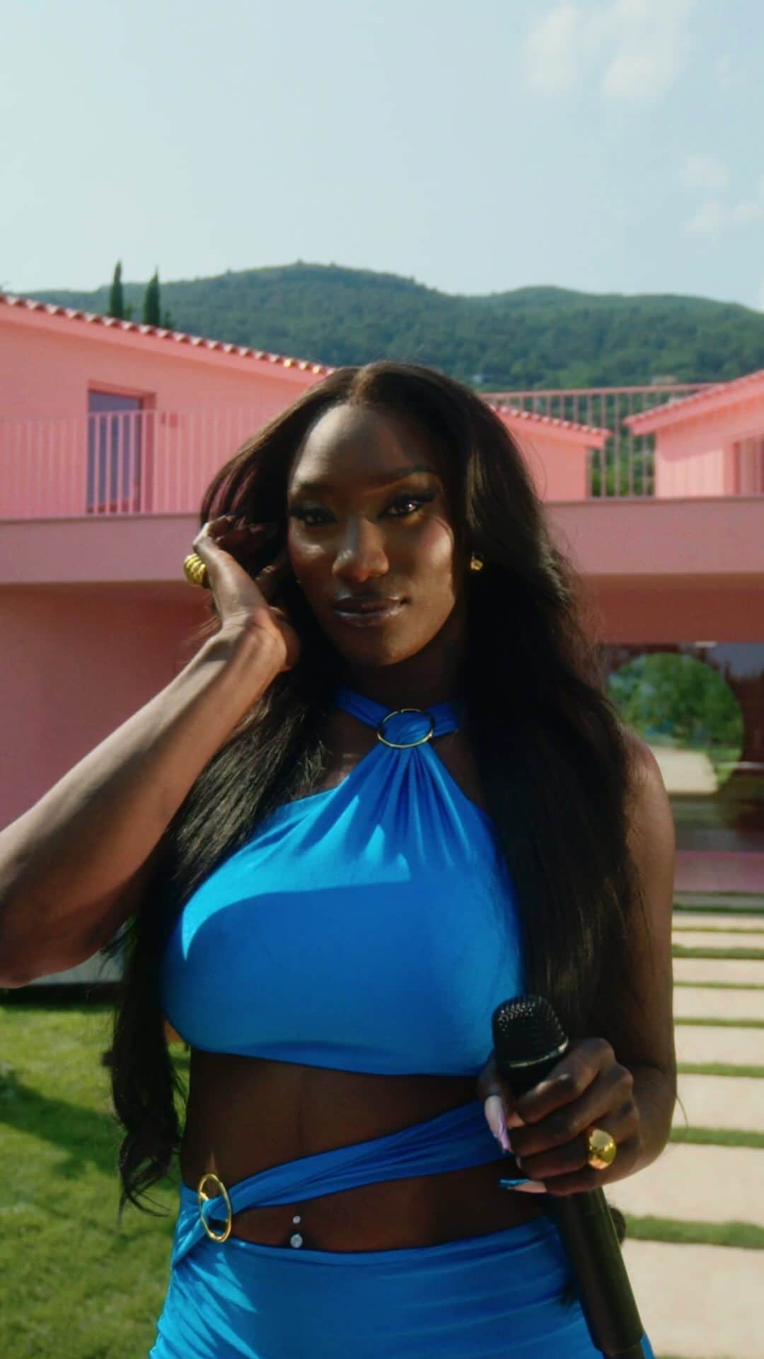 のインスタグラム：「An acoustic live performance surrounded by roses 🌹 Global Ambassador and record-breaking artist @ayanakamura_officiel fills Lancôme’s Domaine de la Rose with acoustic renditions of her hit songs “Hot”, “Baby”, “Bobo” and “J’ai Mal”. Stream the full performance through the link in our bio.  #Lancome #LancomexAya #AyaNakamura #DomaineDeLaRose」