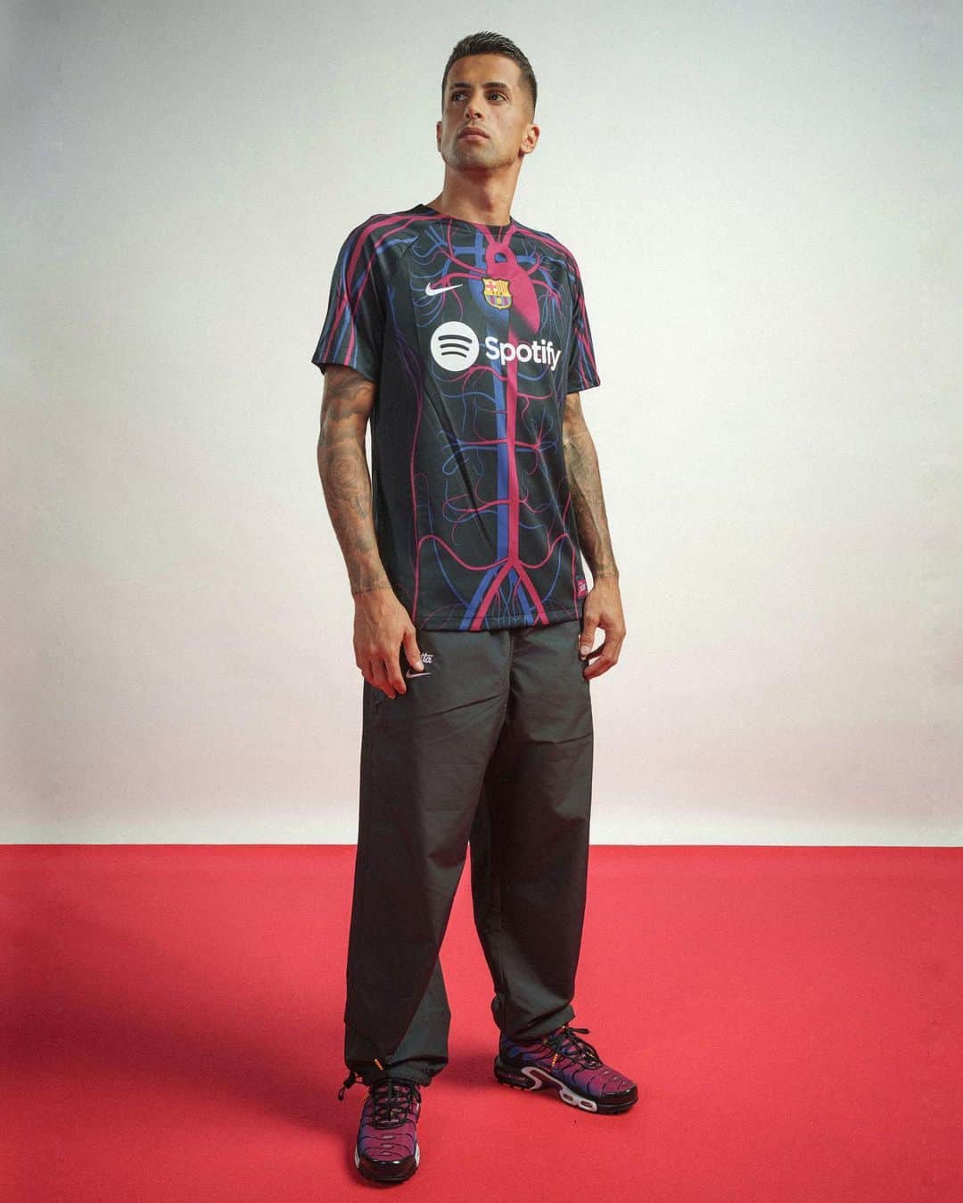 ジョアン・カンセロのインスタグラム：「In love with this collection 🫀😍 @nikefootball @patta_nl @fcbarcelona」