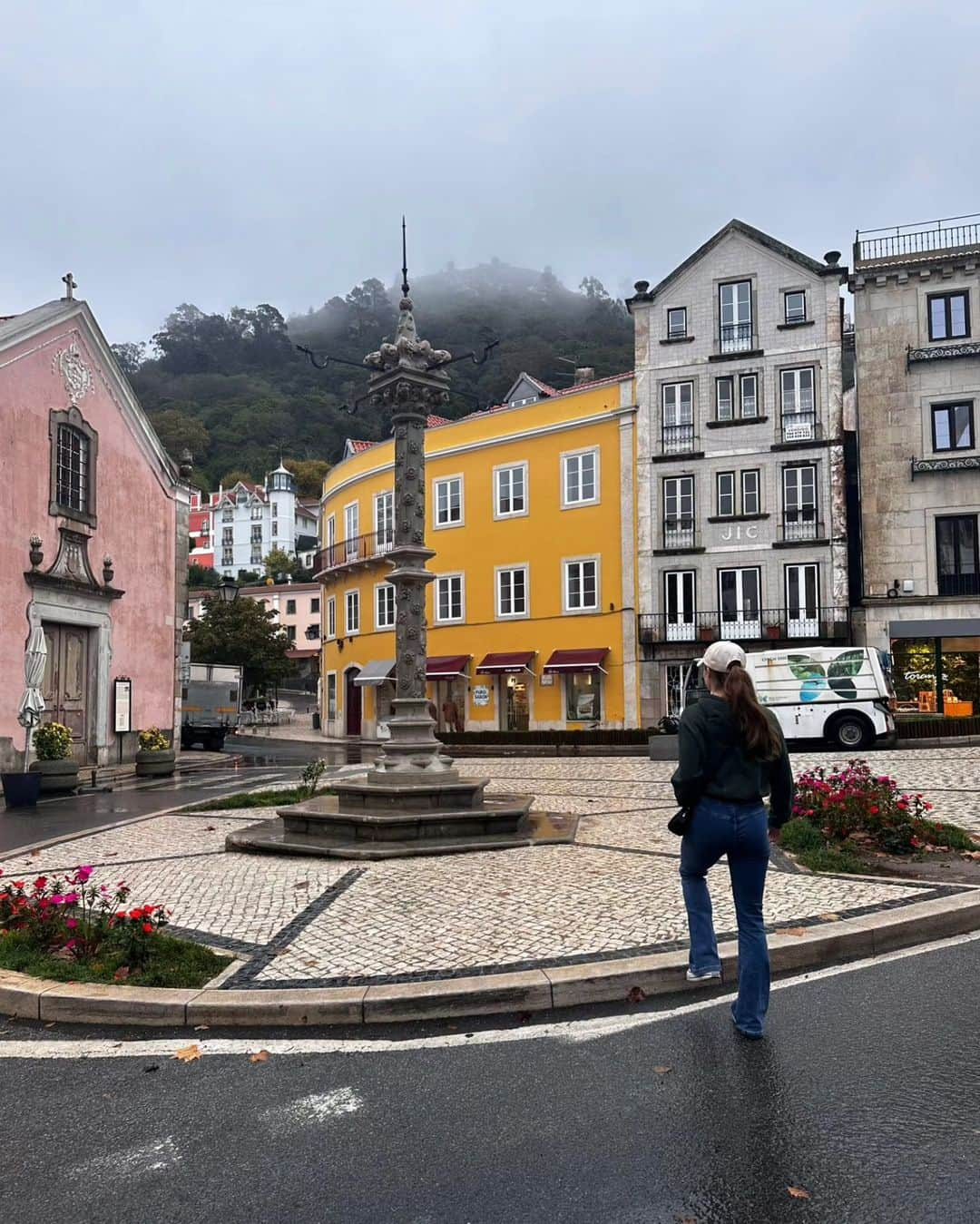 エイトォーラ・トールズドッティルさんのインスタグラム写真 - (エイトォーラ・トールズドッティルInstagram)「Lovely days in Lissabon🌸☂️☀️ #lisboa #saúde #genietos」10月19日 1時03分 - eythora