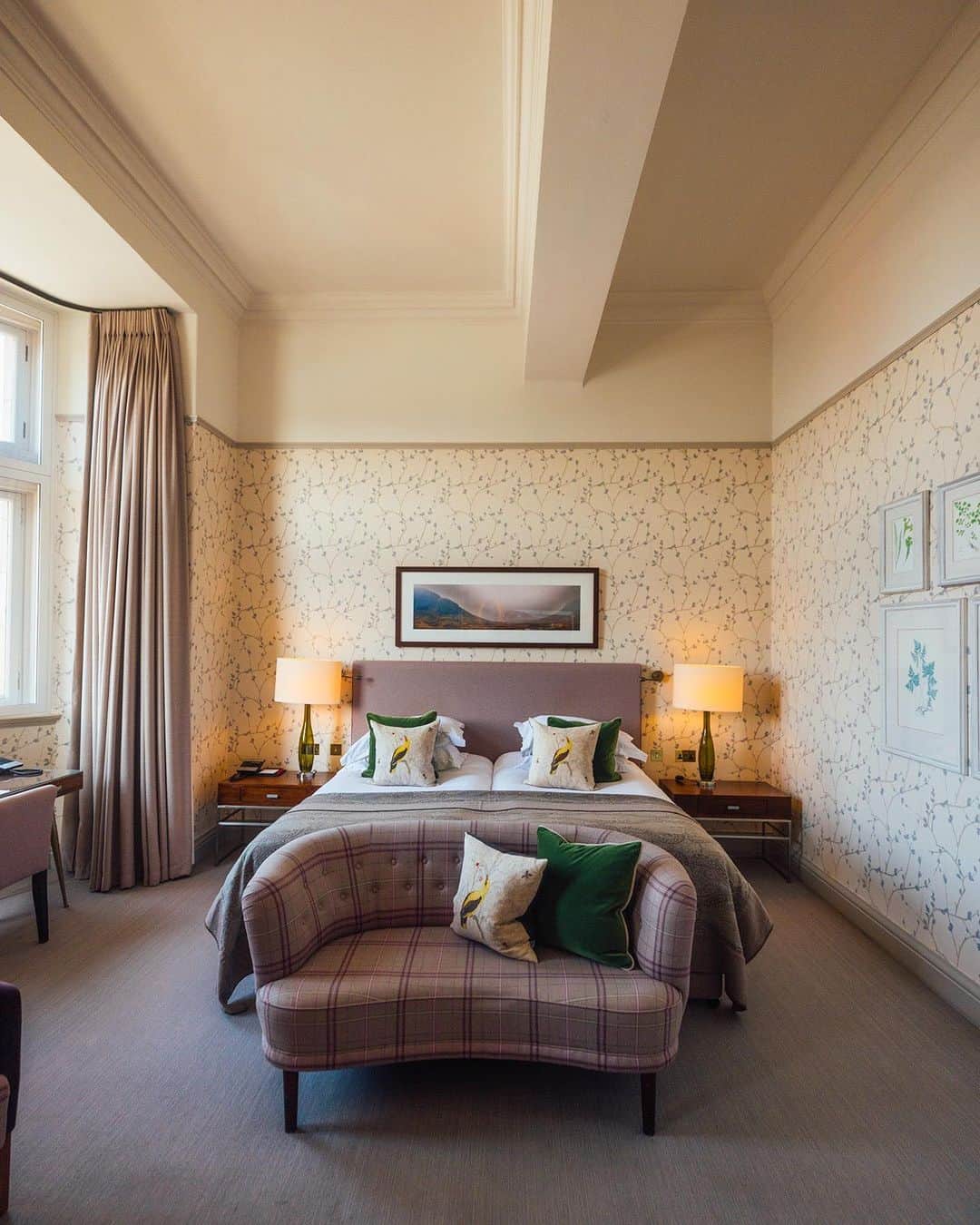 BEAUTIFUL HOTELSさんのインスタグラム写真 - (BEAUTIFUL HOTELSInstagram)「From the regal entrance to the plush bedrooms, and the luxurious bathrooms to the enchanting shared spaces, The Balmoral in Edinburgh is pure magic. 🏴󠁧󠁢󠁳󠁣󠁴󠁿✨ With top-notch service, stunning views of the city, and an exquisite dining experience at Number One restaurant, your stay here is nothing short of extraordinary. 🏰  📽 @cshep 📍 @thebalmoral, Edinburgh, United Kingdom」10月19日 1時04分 - beautifulhotels