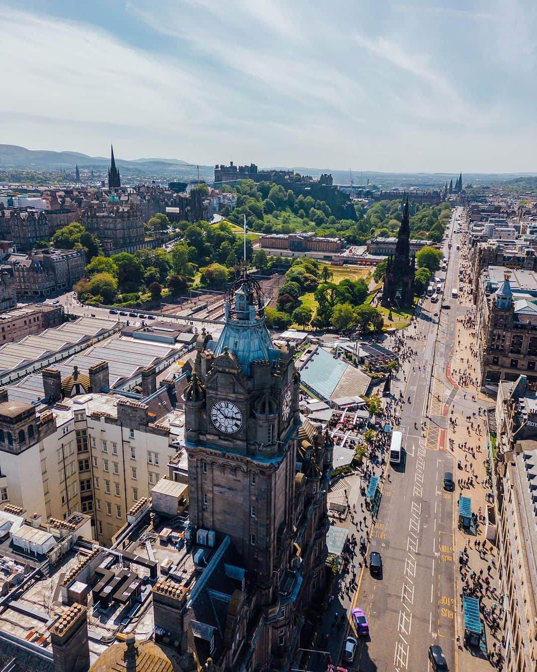 のインスタグラム：「From the regal entrance to the plush bedrooms, and the luxurious bathrooms to the enchanting shared spaces, The Balmoral in Edinburgh is pure magic. 🏴󠁧󠁢󠁳󠁣󠁴󠁿✨ With top-notch service, stunning views of the city, and an exquisite dining experience at Number One restaurant, your stay here is nothing short of extraordinary. 🏰  📽 @cshep 📍 @thebalmoral, Edinburgh, United Kingdom」