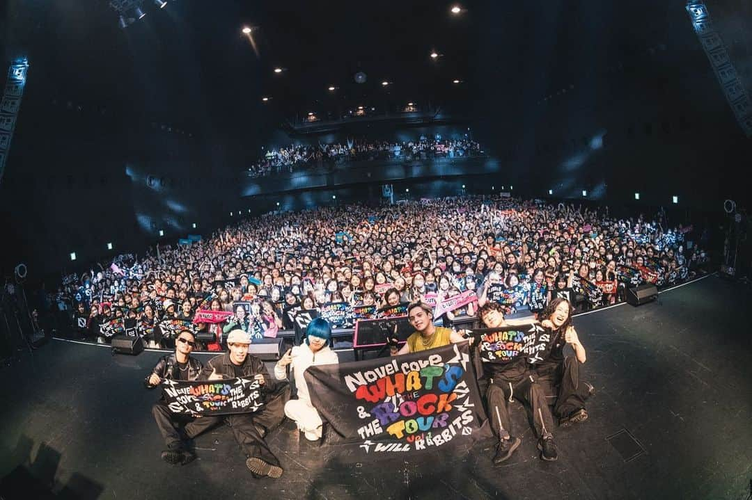 Novel Coreさんのインスタグラム写真 - (Novel CoreInstagram)「⁡ WHAT'S THE ROCK TOUR vol.1 東京公演 at Zepp DiverCity (TOKYO) with @ya.ma_00  ⁡ 最終公演、東京！ マッッジで最高に楽しかった😭 ありがとう😭 ⁡ MCでも話したけど、今回は初の対バンライブ主催ということで、本当に想像以上に大変で…スタッフさん達と毎日打ち合わせをして、毎時間のように確認を取り合って、やっとの思いで開催まで辿り着けたという感じでした。 ⁡ 名古屋でNovelbrightの皆さん、大阪でビッケさんから沢山のパワーを貰って、少し時間が空いての東京のファイナル。 どんな感じかな…って、内心ちょっとだけ不安もあったりして。 ⁡ でもね、全部一瞬で吹き飛んだ。本当に凄かった。 ⁡ ずっと大好きだったyamaさんとの対バン。 全部良い曲過ぎるし、ライブで更に魅力マシマシ過ぎて、袖でずっと歌いまくっていたから自分の出番の前に声枯れるかと思ったし（笑） ⁡ バックヤードでも色々お話しさせて頂いて、凄く仲良くなれた気がして、めちゃくちゃ嬉しかったです🥲✨ ⁡ もう本当に、短期間でこの鬼みたいなセットリストを完璧に仕上げてくれたTHE WILL RABBITSをはじめ、チームコアスタッフの皆、何より最高に温かい空間を作って見せてくれたOUTERや対バンアーティストのファンの皆さんに感謝の気持ちでいっぱいです。 ⁡ 格好良いものは格好良い！ 凄いものは凄い！ 楽しいものは楽しい！ ⁡ 事務所とかキャリアとか年齢とか性別とか全部取っ払って、そういう純度の高い感情だけが残るような場所にしていきたいし、絶対にそうするので！ またvol.2も楽しみにしていてください…！ ⁡ 改めて、本当に最高な3公演をありがとう！ ⁡ WHAT'S THE ROCK TOUR vol.1 これにて閉幕！ ⁡ Photo: @satoshihata87 ⁡ #WHATSTHEROCK_TOUR #yama #NovelCore」10月19日 1時09分 - iamnovelcore