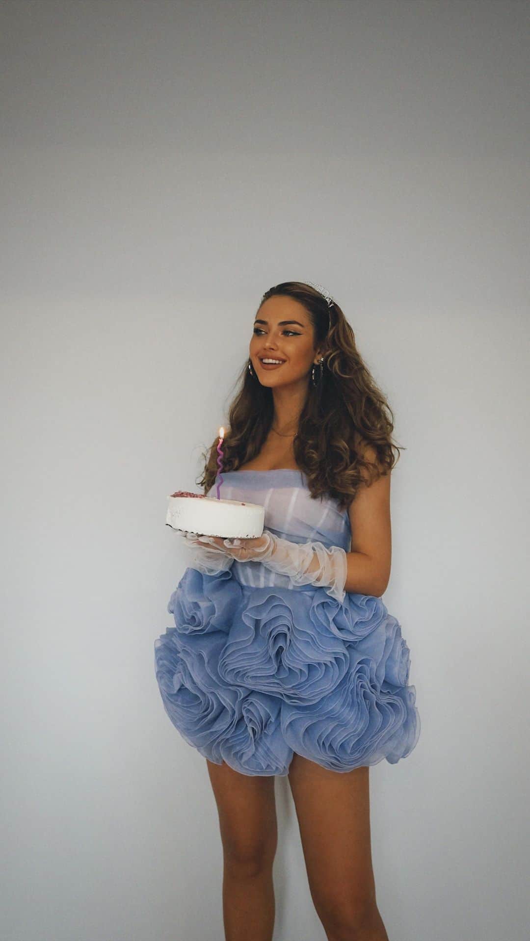 のインスタグラム：「Салют, мои 30! HB to me ❤️‍🔥  Вхожу в новое десятилетие с любимой семьей, крутым окружением и с закрытыми гештальтами 💋  Горжусь этой девчонкой. У нее сбылось абсолютно всё, что она загадывала: вышла замуж за капитана, родила маленького принца и отстроила свою квартиру 💫✨  Честно? Мне не всегда было легко, но я всегда знала, что смогу. И имя себе сделать, и мир посмотреть, и засветиться в крутых проектах 😍 И я знаю, что дальше только больше!  Мои дорогие, спасибо, что вы всегда рядом. За ваши комплименты, добрые слова и кучу сердец. Вы моя ежедневная поддержка, без которой было бы гораздо менее счастливо 🥰  Люблю вас и люблю мир, который подарил мне столько возможностей! С днем рождения меня! Принимаю поздравления в комментариях 🤪」