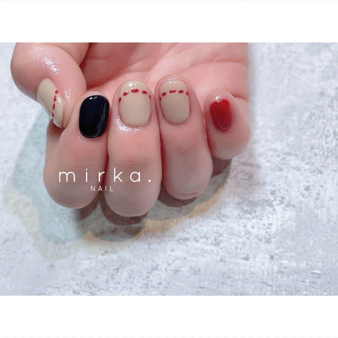 mirka. NAIL(ミルカネイル)のインスタグラム：「⁡ ⁡red × navy ● ⁡ レトロな配色でステッチ----- ⁡ ⁡ ⁡ ………………………………………………………… ⁡ ご予約、お問い合わせは LINE ID⇒ @mirka.nail (@含む)まで。 ⁡ ご新規様はハイライトの「ご案内」と「ご予約方法」を必ずお読みいただいてからご予約くださいますようお願いいたします。 空き状況や詳細はLINEの投稿からご確認ください。 ⁡ ⁡ ⁡ ⁡ #mirkanail#nails#nail#nailart#naildesign #ショートネイル#ネイルアート#ネイルデザイン#ネイル#大人ネイル#シンプルネイル#オフィスネイル#ニュアンスネイル#ナチュラルネイル#カジュアルネイル#ショートネイルデザイン#美甲#秋ネイル#秋ネイル2023 #プライベートサロン#プライベートネイルサロン#東京ネイルサロン#東京ネイル#江東区ネイルサロン#森下#清澄白河 ⁡」
