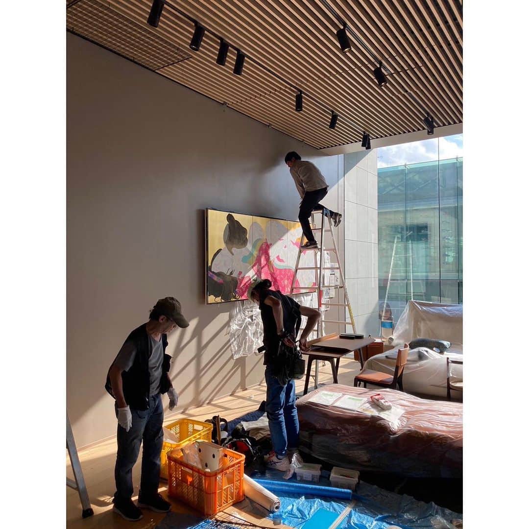 紫舟さんのインスタグラム写真 - (紫舟Instagram)「こんにちは、紫舟です。 明日から青山でスタートします展示の設営にきています。 会場は、世界最高峰の家具メーカー、Poltrona Frau！ ポルトローナ•フラウ東京青山店は家具好き垂涎の聖地！イタリア家具と職人に憧れのある私は、世界一の家具に合う作品を作り飾ることができ、光栄です。 本展の見どころは、実際の生活空間の中で作品がご覧いただけますので、お気軽にお立ち寄りください。 （まだ残り1点作品鋭意制作中）  DESIGNART TOKYO 2023 「紫舟展～伝統表現を超えてゆく～」  10/19～11/7 11:00-19:00 水定休 会場　Poltrona Frau Tokyo Aoyama 東京都港区南青山5-2-13 https://designart.jp/designarttokyo2023/exhibitions/5230/  作品 日本の伝統表現である「浮世絵」・「書」・「日本画」・「春画」を、新しい斬り口で再構築している新しい日本の表現をご覧ください！」10月18日 16時17分 - sisyu8
