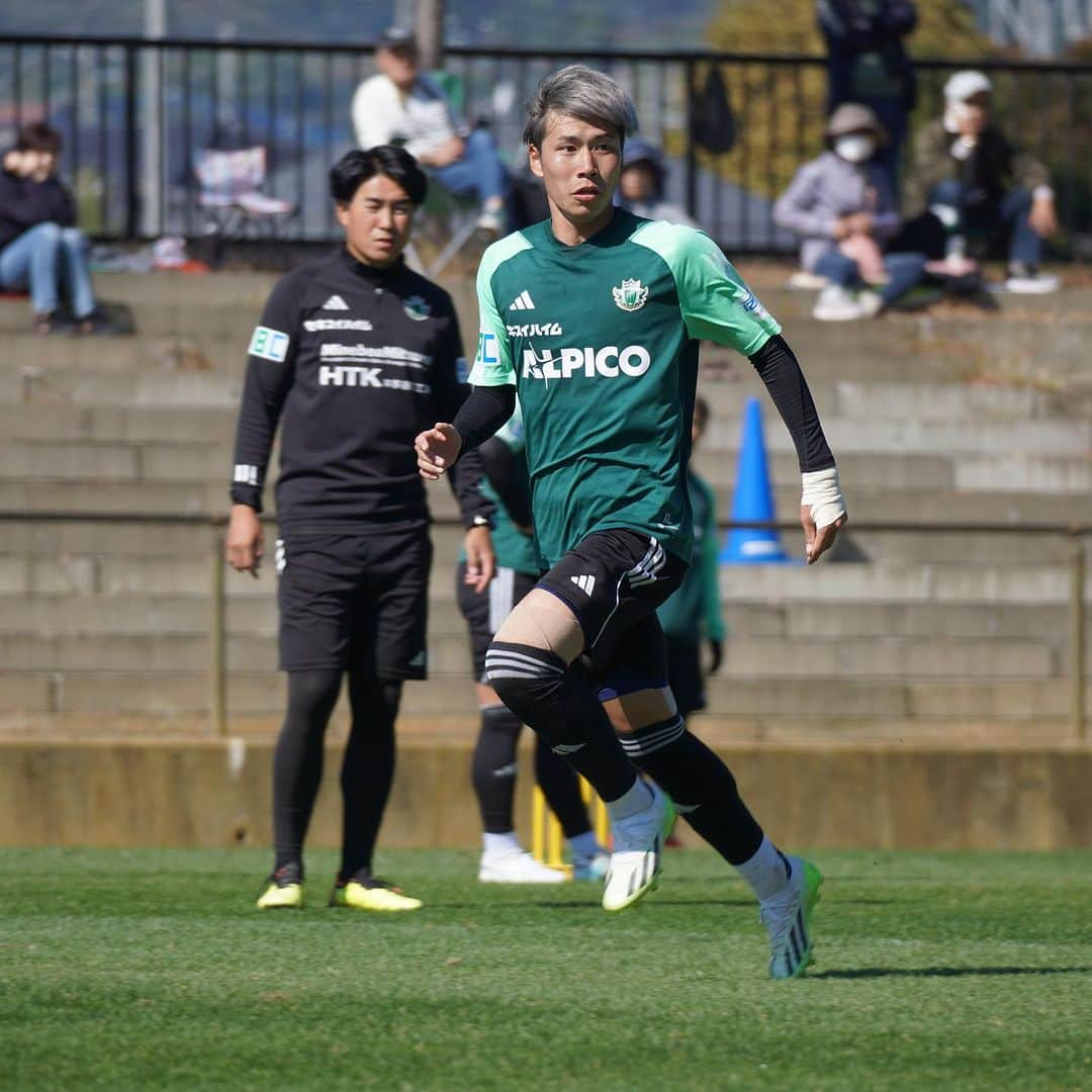 松本山雅FCさんのインスタグラム写真 - (松本山雅FCInstagram)「トレーニング写真をピックアップ📸🟢  #yamaga #matsumotoyamaga #菊井悠介  #村越凱光  #野澤零温  #村山智彦  #渡邉千真」10月18日 16時09分 - matsumoto.yamagafc