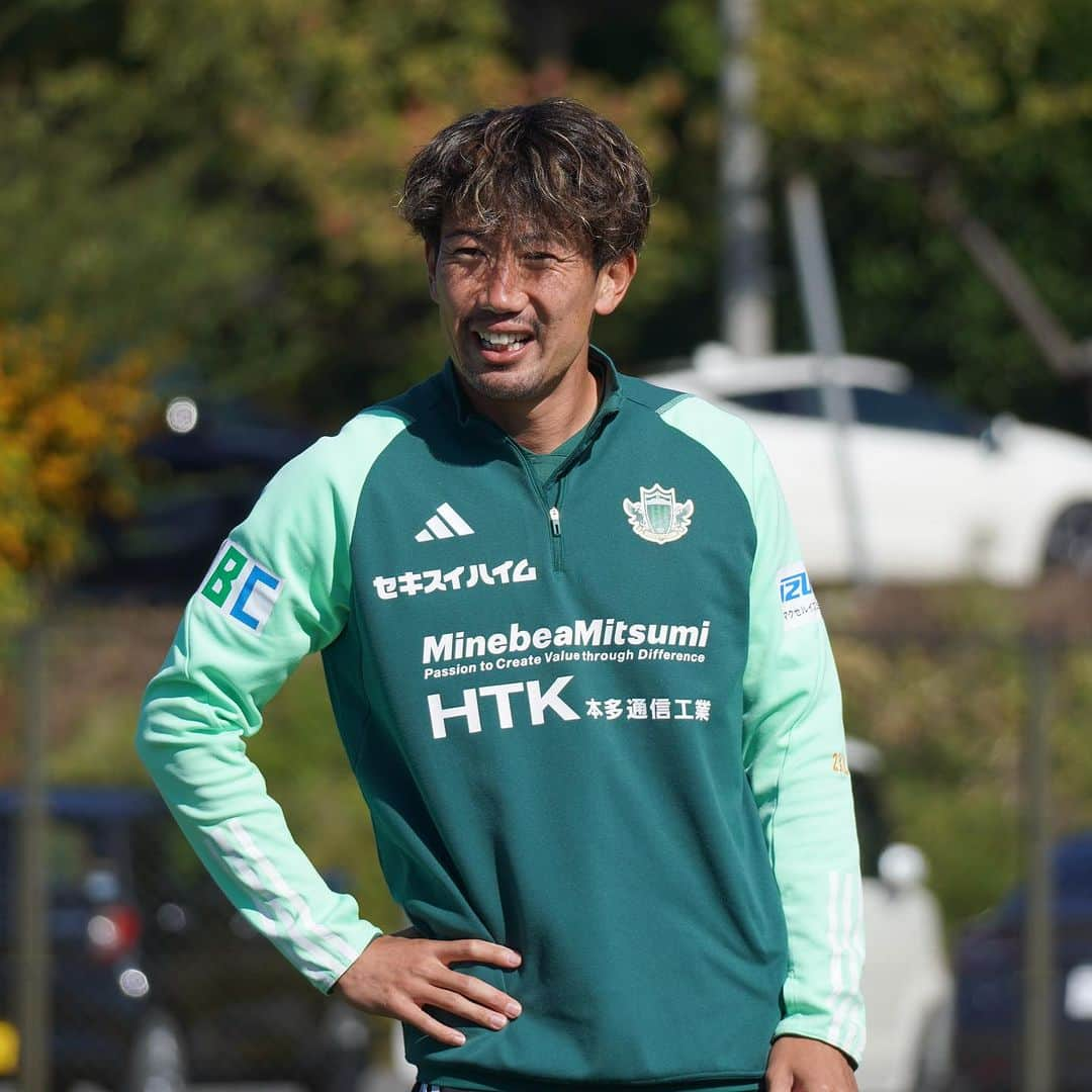 松本山雅FCさんのインスタグラム写真 - (松本山雅FCInstagram)「トレーニング写真をピックアップ📸🟢  #yamaga #matsumotoyamaga #菊井悠介  #村越凱光  #野澤零温  #村山智彦  #渡邉千真」10月18日 16時09分 - matsumoto.yamagafc