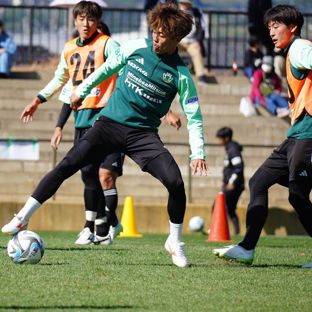 松本山雅FCのインスタグラム：「トレーニング写真をピックアップ📸🟢  #yamaga #matsumotoyamaga #菊井悠介  #村越凱光  #野澤零温  #村山智彦  #渡邉千真」