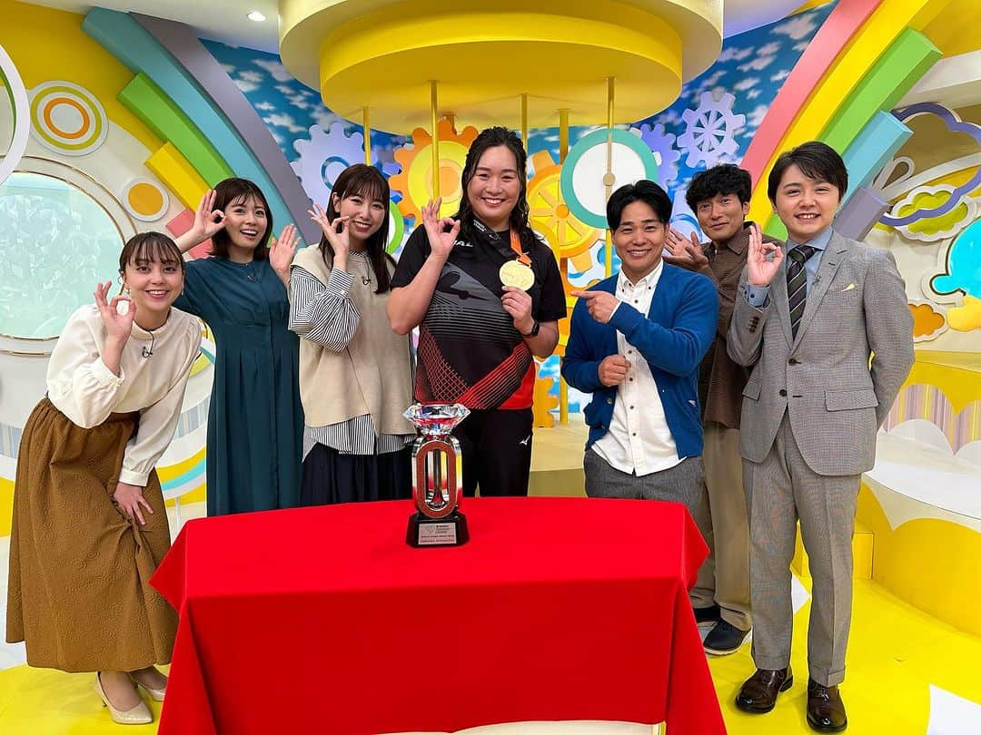 清水宏保のインスタグラム：「本日の北海道テレビ【イチモニ】で陸上やり投げ世界選手権ダイヤモンドリーグで金メダルを獲得した北口榛花選手とお会いできました〜。  来年のパリオリンピックに向け、まずはオフを取り徐々に基礎トレーニングで登山など有酸素運動をこなしていくそうです。  まずは世界一おめでとう御座います🍾  そして次は来年開催されるパリでオリンピックチャンピオン目指して頑張ってください‼️ センターポールに日の丸を上げてください〜🇯🇵  本日はありがとうございました😊  #北口榛花 #イチモニ #htb #陸上 #やり投げ #世界選手権 #ダイヤモンドリーグ」