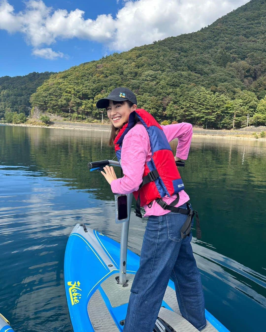 恒松祐里のインスタグラム：「🗻🏄🏻‍♀️  I tried pedalboarding at Lake Saiko near Mt. Fuji.  西湖にあるHobie JAPANでホビーしてきた！ 足で漕ぐと進むスタンドアップペダルボード🏄🏻‍♀️  @hobie_japan   #HobieJapan #西湖」