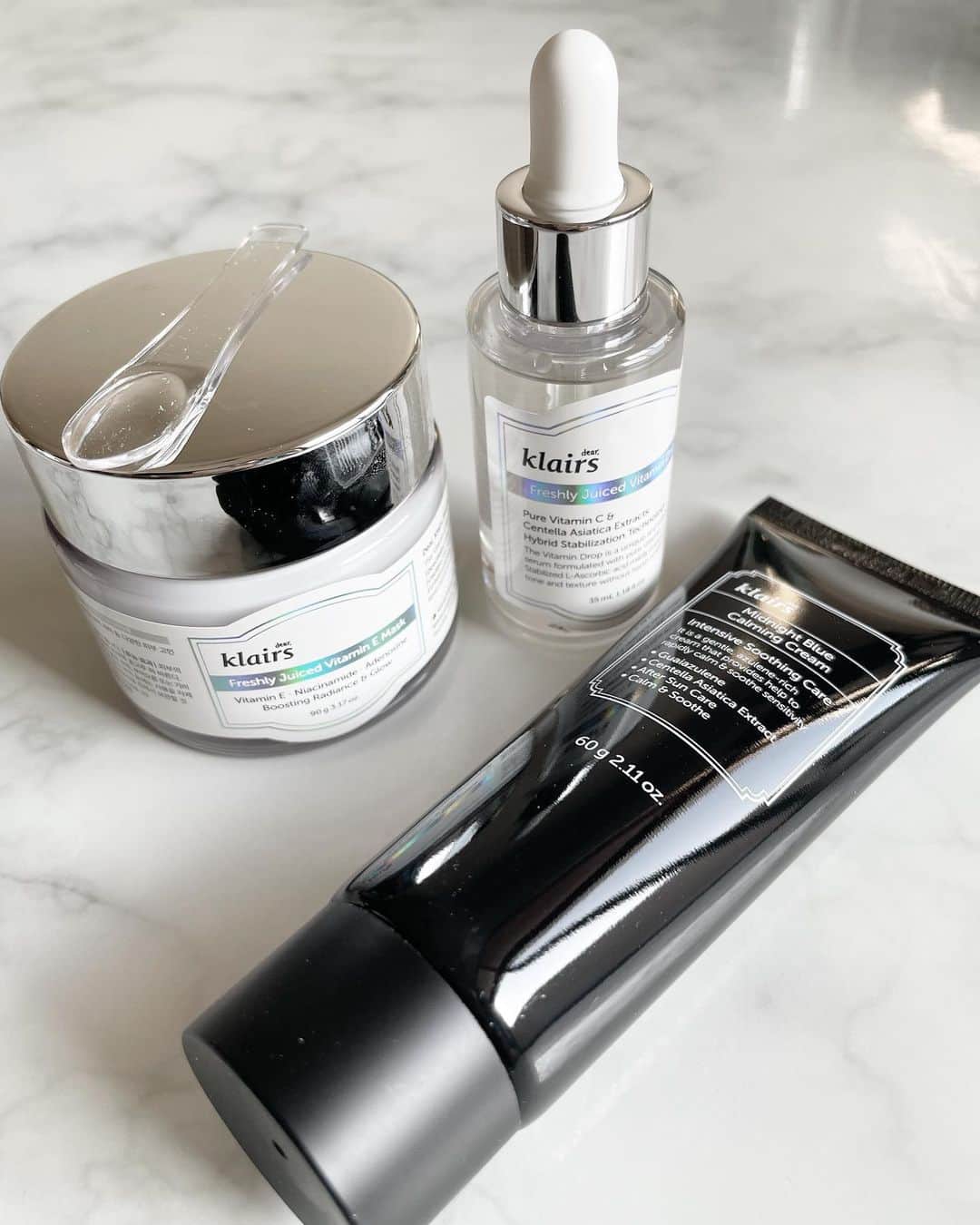 宮内ひかるのインスタグラム：「Night Care. 🌛 （3週間前くらいから使ってる）  化粧水で肌に水分を入れてからつける3つ。  右上 ビタミンドロップ 別名『肌が飲むビタミンジュース』 つけるとほんのりあたたかくなる美容液🍋 ちゃんと浸透してる証拠みたい✨ じわっといきわたって毛穴の目立たないツルンとしたお肌になる感じ。  右下 ミッドナイトブルーカーミングクリーム 刺激を受けた肌のための鎮静クリーム🪺 私はこの上からドライヤー前にビタミンEマスクを重ねるのがお気に入り。  左上 ビタミンEマスク 杏仁豆腐みたいなテクスチャの白い水分クリーム。寝る前に重ねてスリーピングパックとしても🌝🛌 塗り広げるとみずみずしくうるおいで満たしてくれる✨  #最近の夜ケア　#スキンケア　#クレアス　#klairs #ビタミンドロップ　#ミッドナイトカーミングクリーム #ビタミンEマスク」