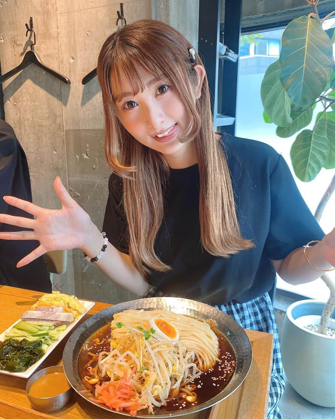 青野美沙稀さんのインスタグラム写真 - (青野美沙稀Instagram)「九段下にある"二階堂"🍜  冷やし中華の季節だったときの 写真〜っ👌👌笑  とにかく大ボリューミー！で おいしかったです✨  #二階堂 #冷やし中華 #九段下 #九段下グルメ #九段下ランチ  #つけめん #ラーメン」10月18日 16時20分 - misaki_aono