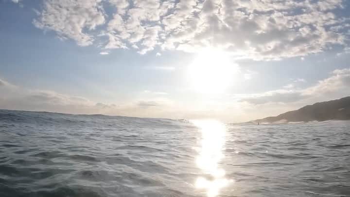 金子藍のインスタグラム：「ヨガをして体に付いた砂を落としに海へ入り とってもスッキリ🥺　  #surfyoga #surf #surfyogacocojuice #サーフィン女子」